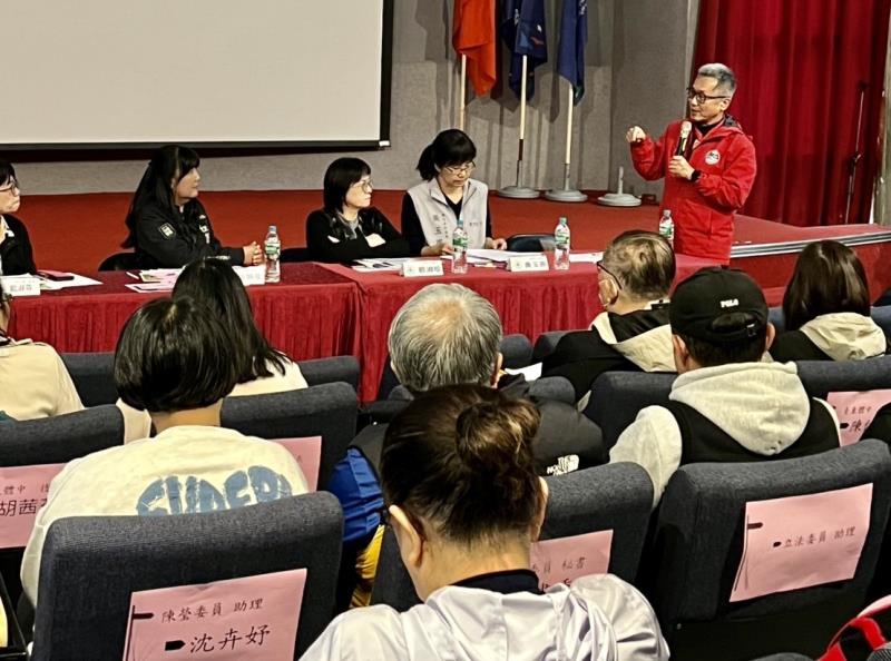 伍麗華偕同相關單位考察臺東體中，現場互動熱絡。