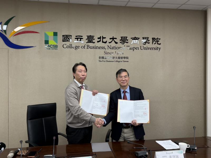 國立臺北大學商學院院長黃啟瑞(右)與智捷醫學科技董事長孫継信(右)簽署產學合作備忘錄。