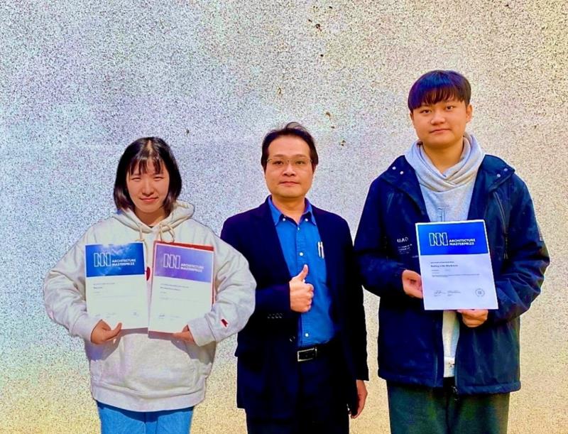 亞大室設系同學獲得「2025美國建築大師獎AMP」BEST OF BEST Award & Winners Award師生合影，由左至右為獲獎陳羽馠同學、指導老師劉師源、許睿恩同學。