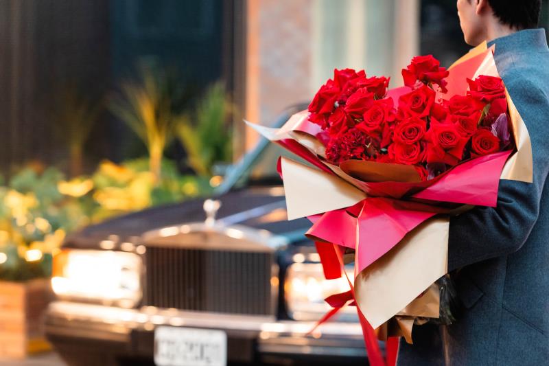   勞斯萊斯接送搭香檳王  國聯大飯店情人月約會心意滿滿