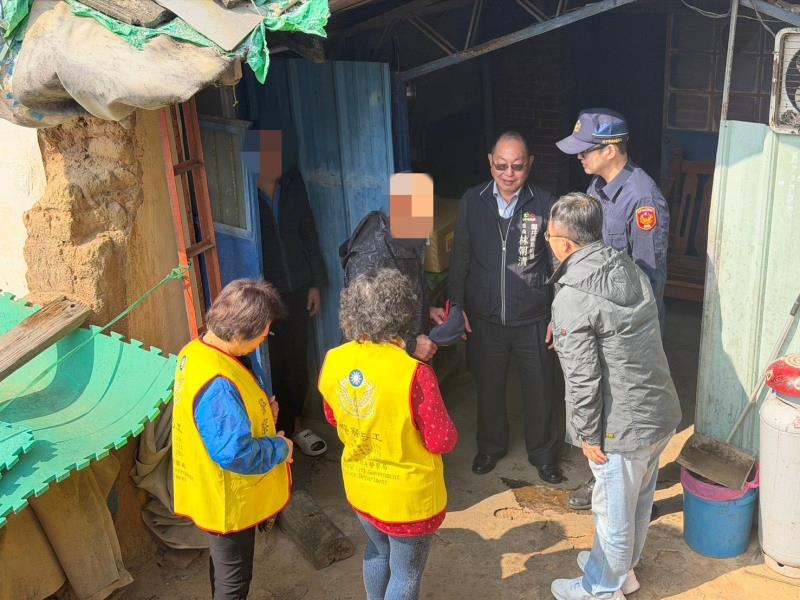 烏日警攜手愛心會、里長 直送年菜溫暖弱勢孤老心