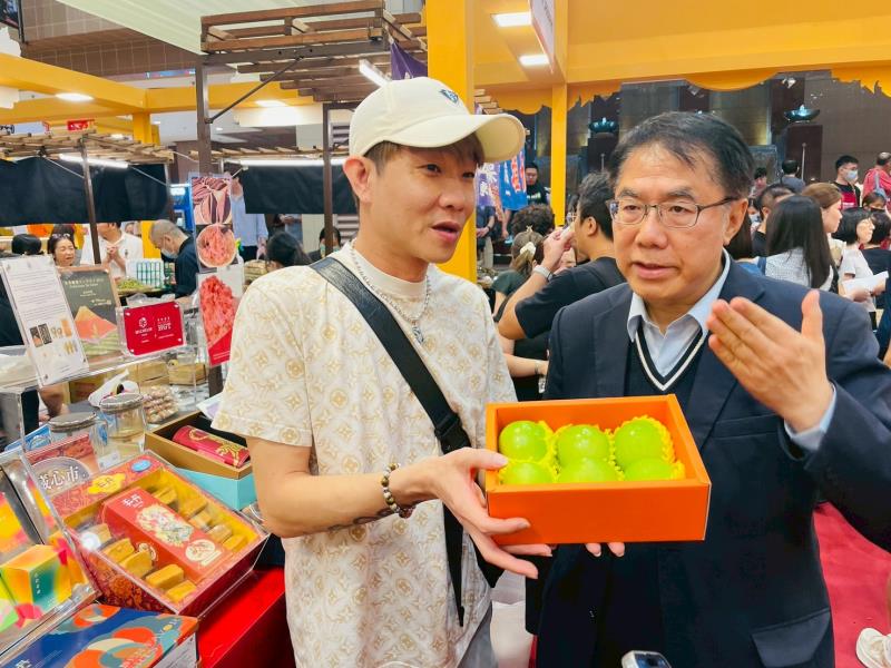 黃偉哲市長與當地網紅一起直播介紹台南蜜棗的好滋味。