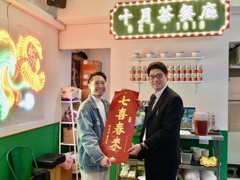 陸委會邱垂正主委(左)偕策進會同仁與港人團聚迎新年。