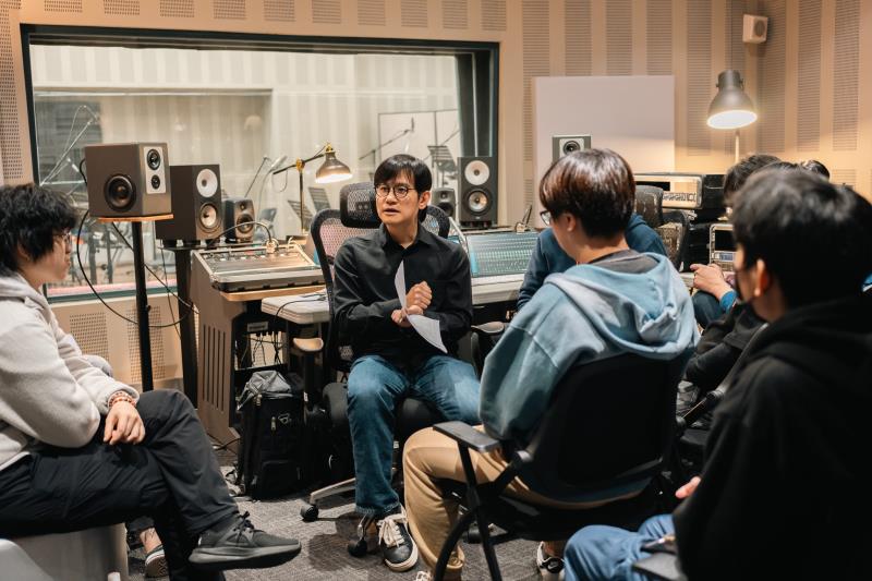 金曲級製作人與頂尖錄音師進駐北流　編曲、錄音與混音過程全公開 陳建騏擔綱製作人改編魏如萱〈HAVE A NICE DAY〉　邀 20 名學員現場觀摩