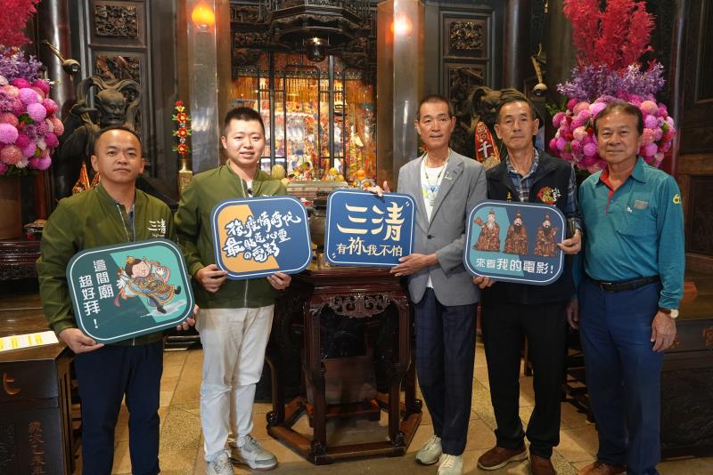 北港朝天宮董事長蔡咏鍀(右三)宣布包場支持國片三清。