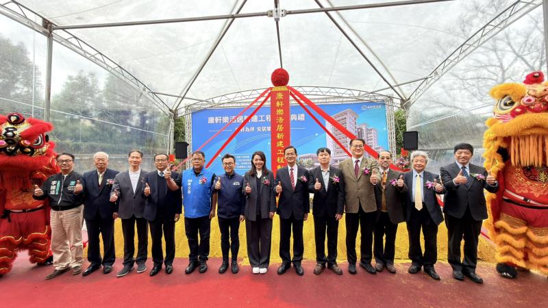 大合照。康軒文教集團李萬吉董事長(左8)、新竹市長高虹安(左7)、鄭正鈐立委(左6)。