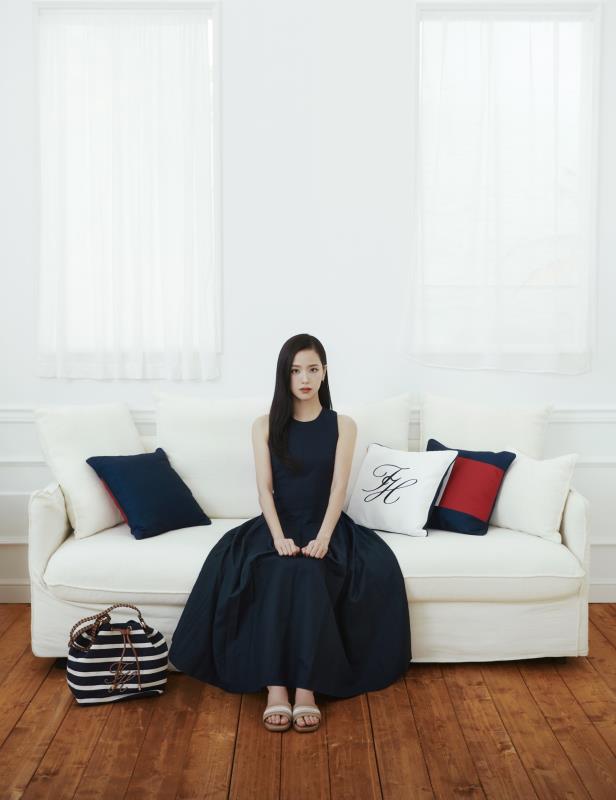 TOMMY HILFIGER 與音樂人暨風格指標JISOO共同演繹 2026 春季的自在優雅世界