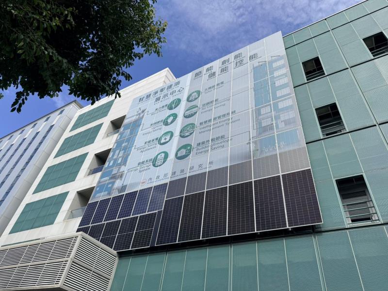 內政部建築研究所材料實驗中心彩繪光電示範立面。