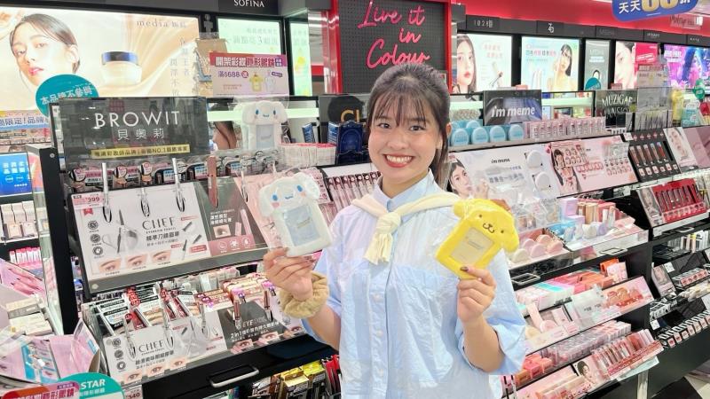 開架彩妝任選混搭第二件 5 折，指定商品買一送一，滿額再送大耳狗布丁狗限定絨毛卡套。