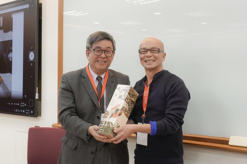 華梵大學李天任校長（左）致贈紀念品給全球幸福組織聯盟發起人林增榮老師。