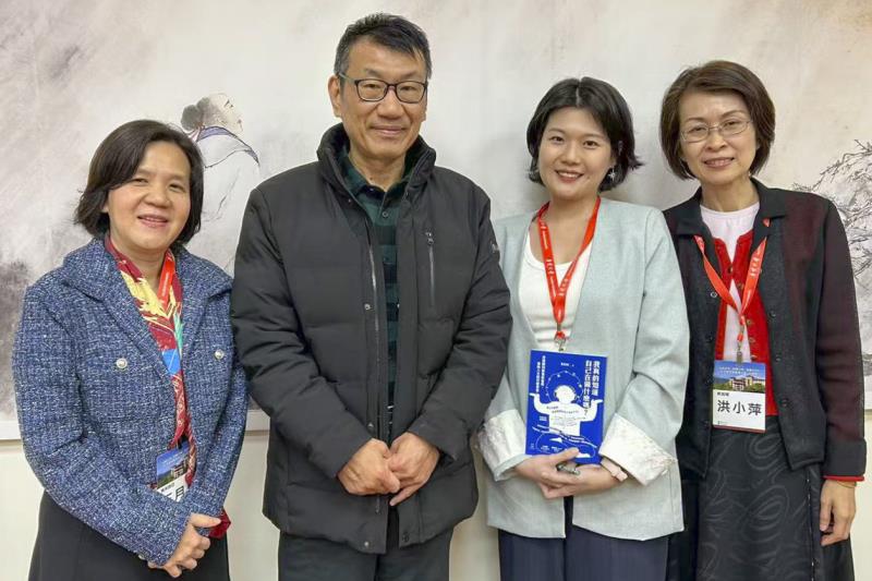 暢銷書作家、華梵大學東方人文思想研究所冀劍制教授（左二）與星馬地區粉絲合影。