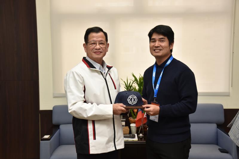 新北市消防局長陳崇岳與泰國瑪希敦大學（Mahidol University）附設醫院副教授Sattha Riyapan互贈紀念品。
