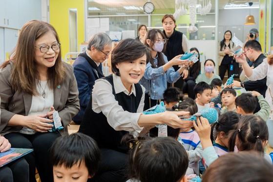 行政院副院長鄭麗君與孩子以鯨鯊娃娃互動，在故事中認識海洋生物