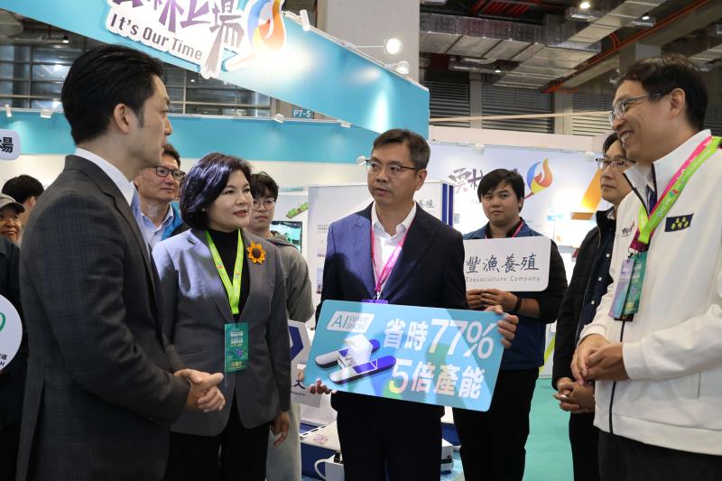 張麗善縣長陪同台北市長蔣萬安一同聆聽智慧農業的創新應用展示說明。