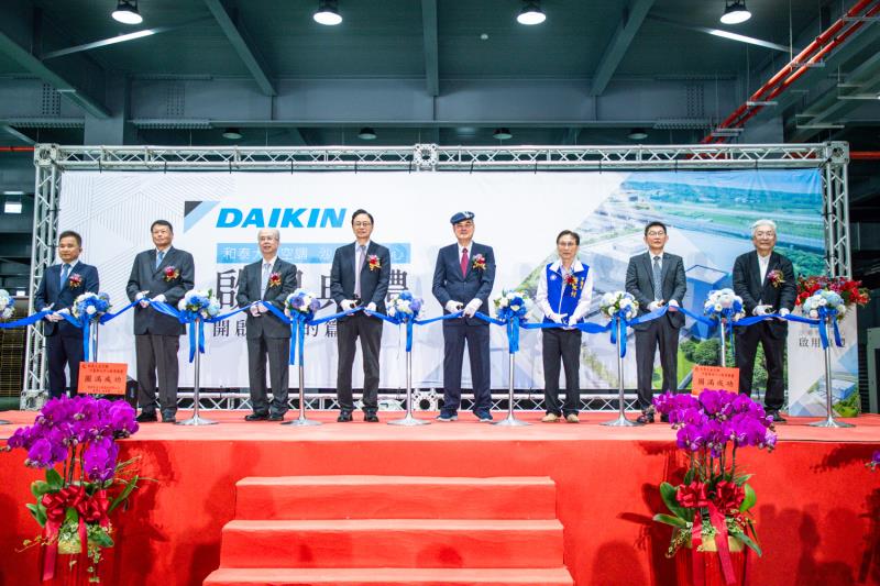 和泰大金北部物流中心正式落成剪綵儀式，左起：旭源營造工程董事長朱東輝、和泰興業董事黃志誠、和泰興業董事長王玄郎、桃園市市長張善政、和泰興業會長蘇一仲 、桃園市議員詹江村、和泰興業總經理陳永澤、李俊仁建築師事務所李俊仁