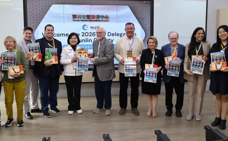 張縣長贈送參訪團在地特產 展現地方特色與文化。