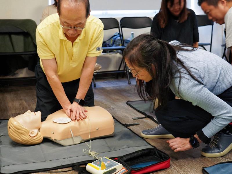 學員模擬使用體外心臟電擊去顫器(AED)