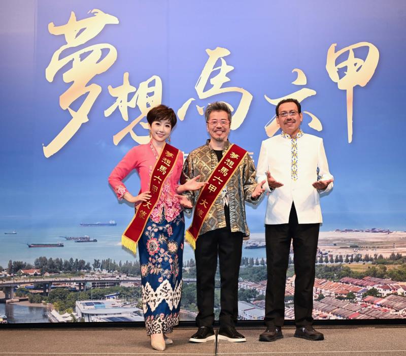 (圖左至右) 寇乃馨、黃國倫、大馬房東網主席 Noor Azlan Bin Abu Bakar（艾芝藍）