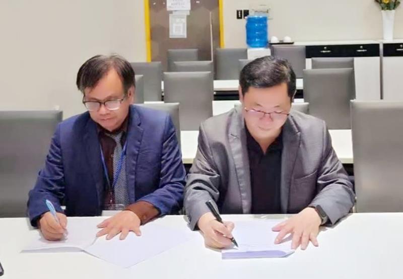 東協商會理事長黃振綱（右）與越南胡志明市醫療設備協會（HMEA）代表 Hứa Phú Doãn（左）簽署合作備忘錄，推進2026越南市場論壇合作。