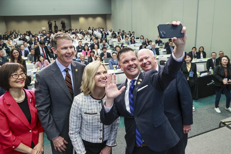  4 位美國眾議員抵台與會，並與白越朱總會長，自拍合影。