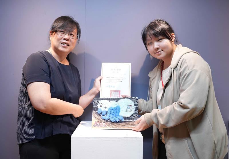 木柵高工三年級鄭尹瑄（右）的作品〈Dream〉贏得特優獎勵。