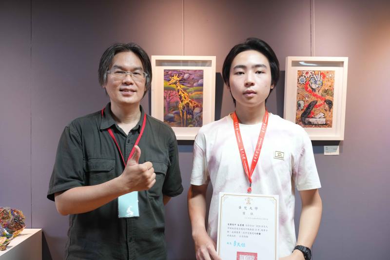 安康高中二年級杜星環（右）以作品〈多彩、宇宙、徂蠟〉榮獲特優。