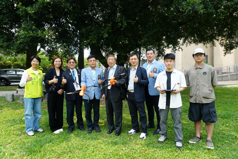泰國台灣商會聯合總會總會長陳漢川（左四）、永遠名譽總會長劉樹添（左五）、副總會長吳順國（右三）、李奇賢（左三）體驗無人機飛行操作。