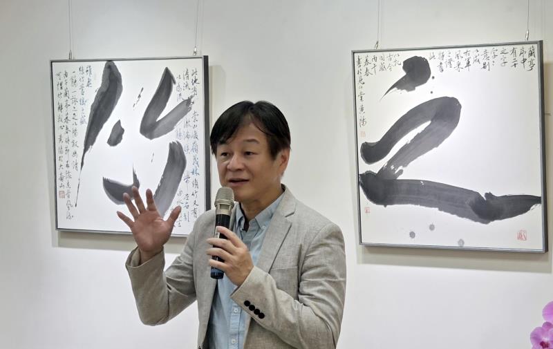 「蘭亭放」策展人、華梵大學人文與藝術學院黃智陽院長說明展覽原委。