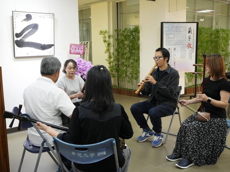 華梵大學崩山南管研習社師生於開幕式演奏輕快的古風樂曲。
