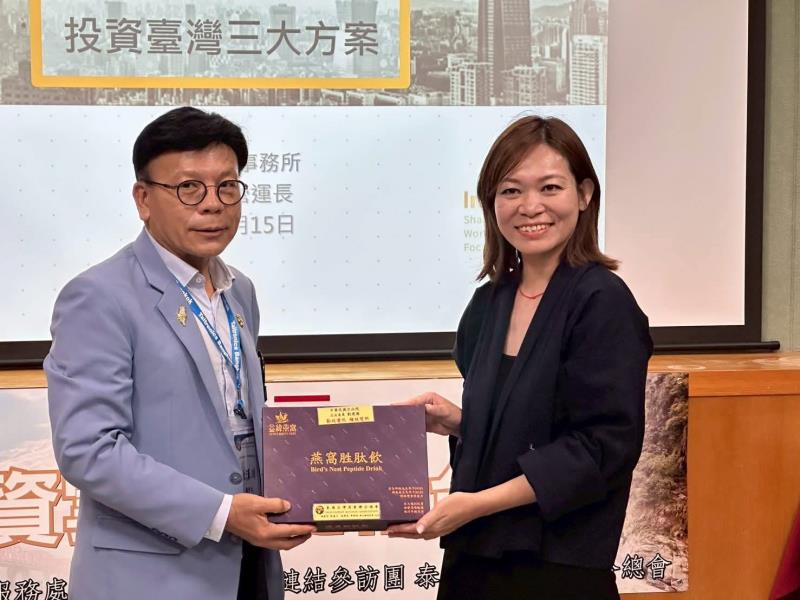 泰國台灣商會聯合總會由總會長陳漢川(左)代表致贈禮品予虎科大AI新秀計畫主持人暨秘書室公共事務組組長張逸品(右)，感謝其協助鏈結台灣技術能量與青年人才，促進台泰產學合作。