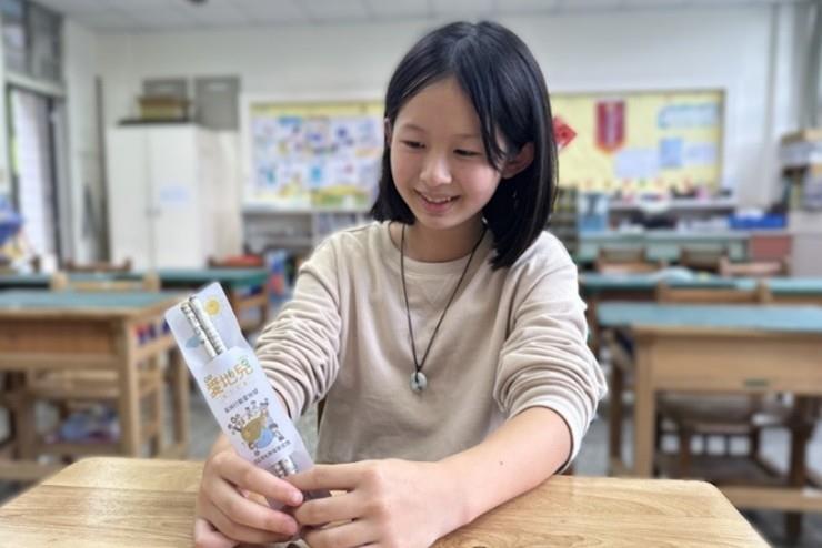 圖：黑松教育基金會，致贈各校參與本學年度創意環境提案的學生，每人一份種子鉛筆。