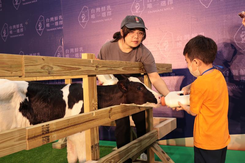  國產鮮乳結合動物友善教育  增添教育、趣味與話題的親子活動