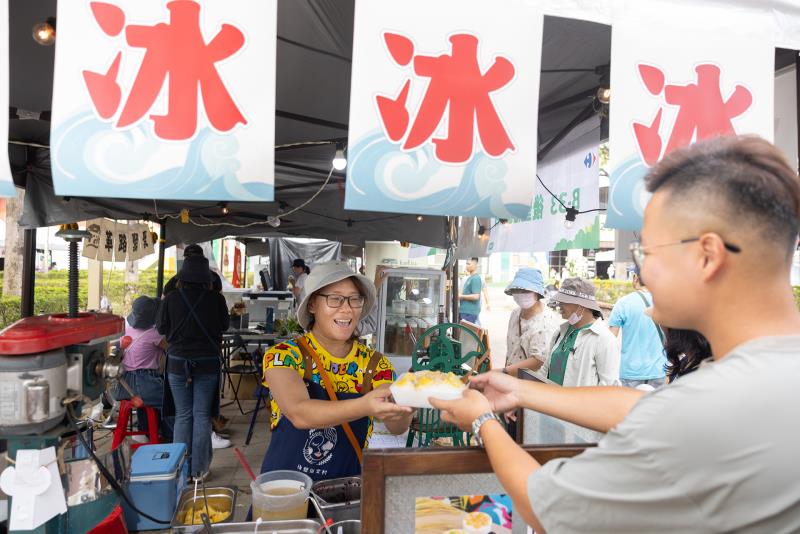 永續市集全面使用環保餐具，邀請民眾自備餐具。