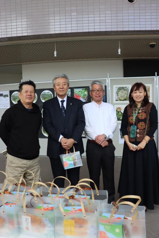 圖左起：藝術家李昱宏、北海道中標津町町長西村穣，以及原民藝術家葉慧如（右）於開幕式合影（圖／台灣原住民淨零永續發展協會提供）