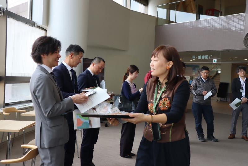 藝術家葉慧如，她不單以創作者身份出席，更是選用TISDA綠色農特產品為伴手禮，為原鄉產品爭取進入國際高端永續市場的機會 （圖／台灣原住民淨零永續發展協會提供）