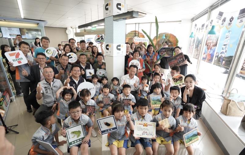 翁章梁與學童共讀繪本  帶領孩子走進淺山生態 認識在地動物