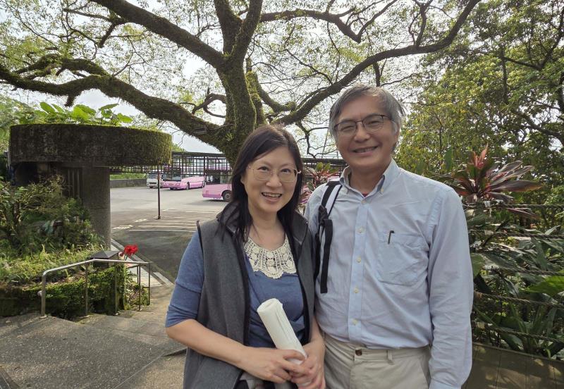 擁有博士學位的退休生技專家賴冠郎（右）與妻子一起重返校園，就讀華梵大學碩士在職專班。