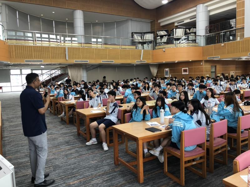 台灣學聯攜手南山中學22日舉辦專題講座，邀請美國亞利桑那大學半導體製造中心主任 Krishna Muralidharan 教授來台分享，吸引超過200多位學生熱烈參與。
