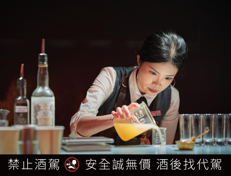 2026《金酒盃-職業組》決賽現場，選手全神貫注、展現精湛的調酒技藝。