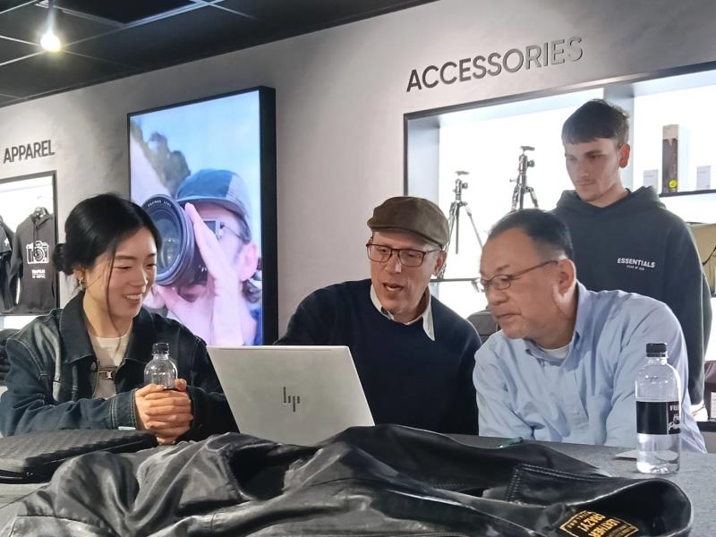 沈昭良（前排右）與參加奧克蘭國際攝影節的各國攝影家進行意見交流。（也趣藝廊提供）