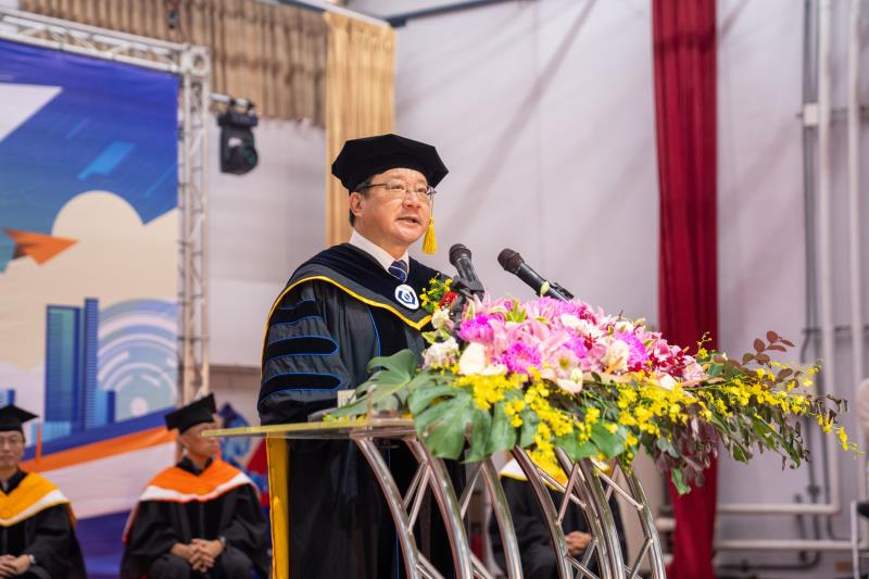 虎科大校長張信良勉勵畢業生保有思考、判斷與學習能力，在快速變動的世界中找到屬於自己的方向。