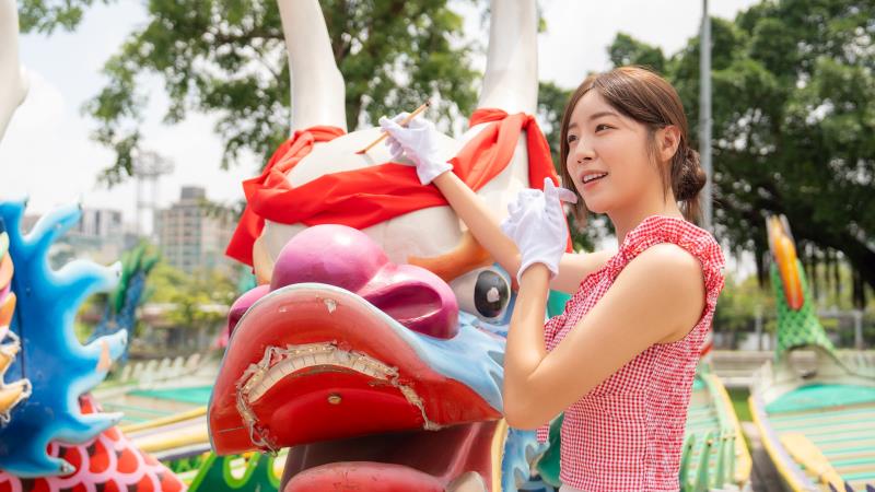 活動代言人安芝儇手持硃筆為龍舟點睛，祈願風調雨順、賽事圓滿成功。
