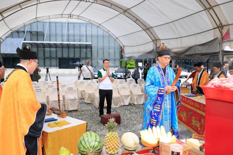運發局長侯尊堯遵循傳統古禮虔誠祈福，祈願龍舟賽事平安成功。