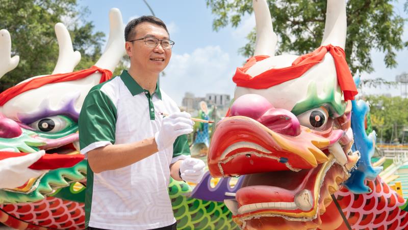 局長率貴賓共同為龍舟點睛開光，象徵祥龍甦醒、蓄勢待發。