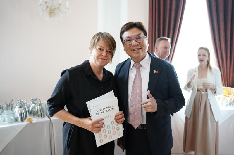 劉副市長向ICLEI主席 Katrin Stjernfeldt 分享新北8年永續治理實績