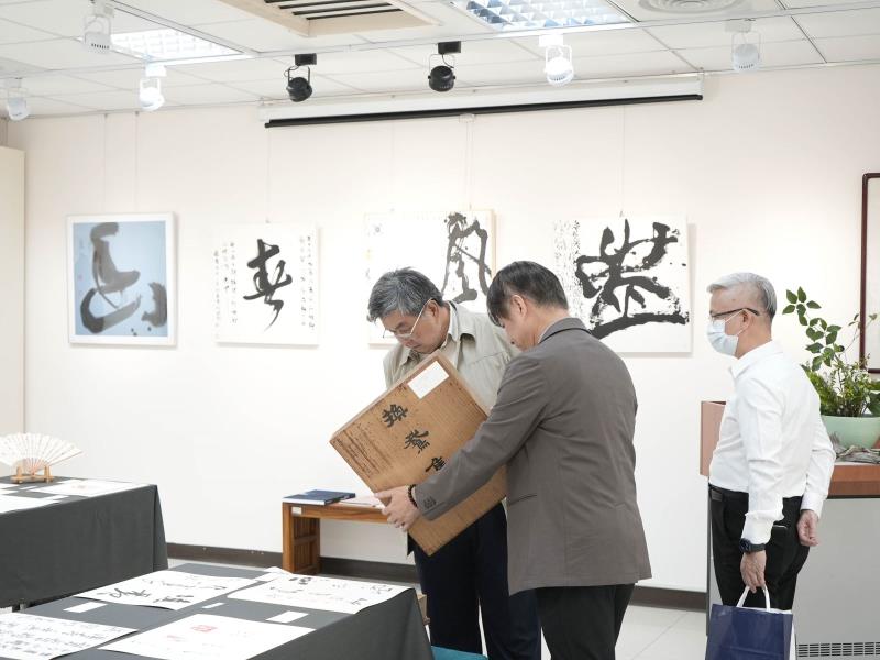 華梵大學書法名家雅集展展出相當珍稀的1955年日本現代書法小品《換鵞集》原件作品。
