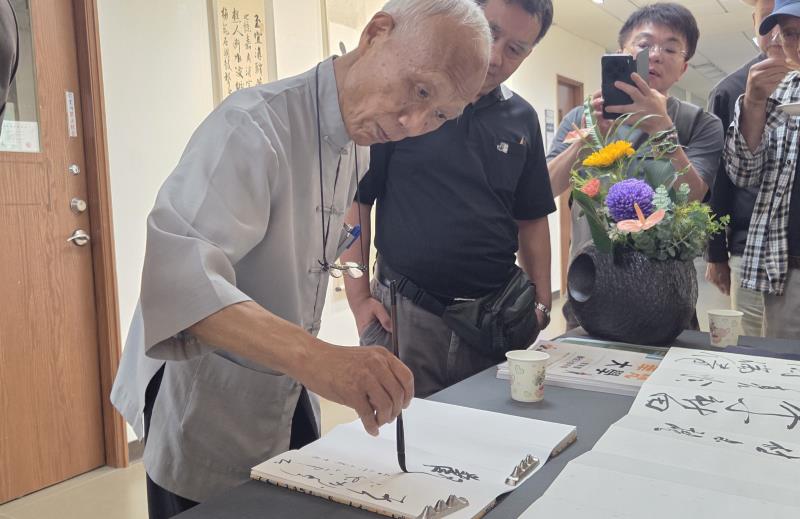 書法大師杜忠誥在華梵大學書法名家雅集展當場揮毫。