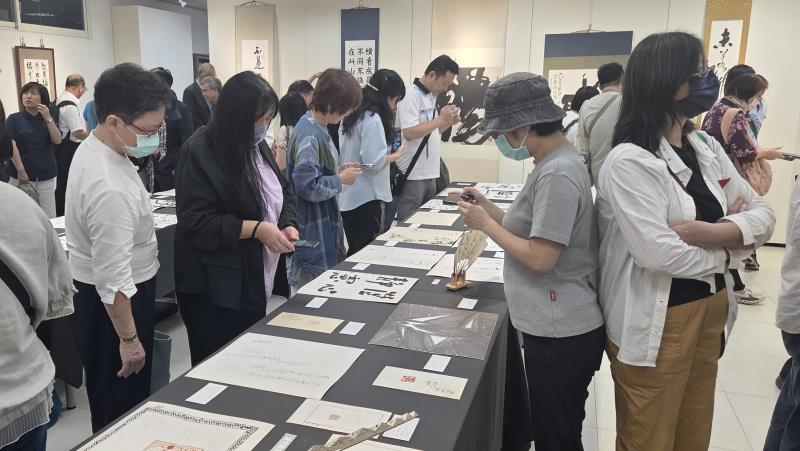 華梵大學書法名家雅集展吸引爆多人潮。