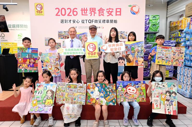 TQF協會理事長周能傳（後排中）與TQF 校園繪畫比賽獲獎學生代表合影。