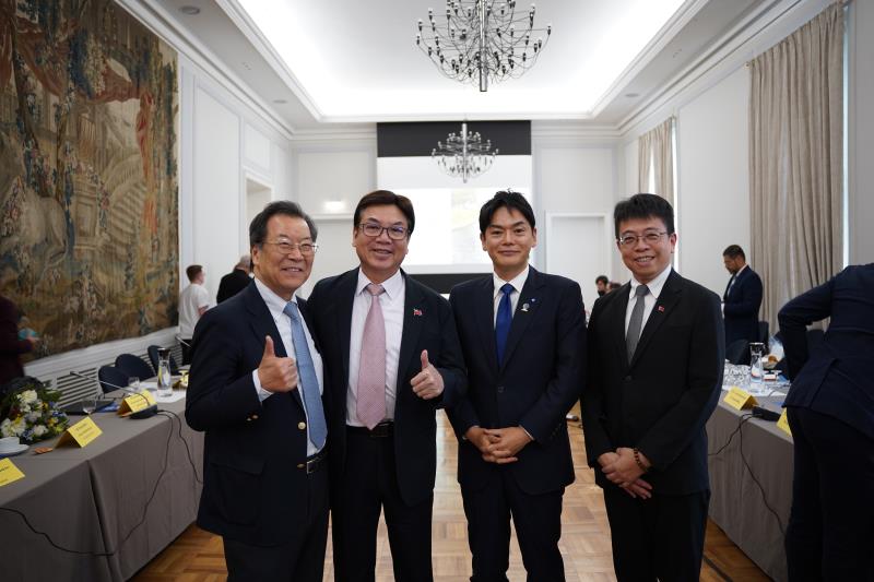 左至右) ICLEI 日本理事長 竹本和彥、劉和然副市長、日本橫濱市長 山中竹春、環保局長程大維